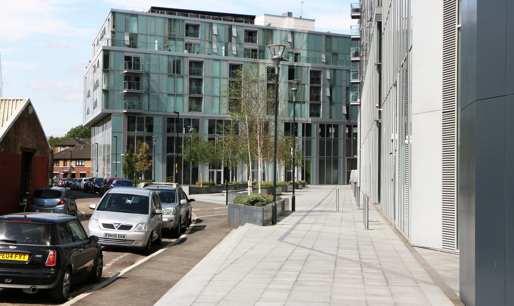 Greenwich Creekside housing has balconies and a roof terrace. But the ground level space is not a resident-friendly garden. There is commercial space at ground level and it is an 'office landscape'.