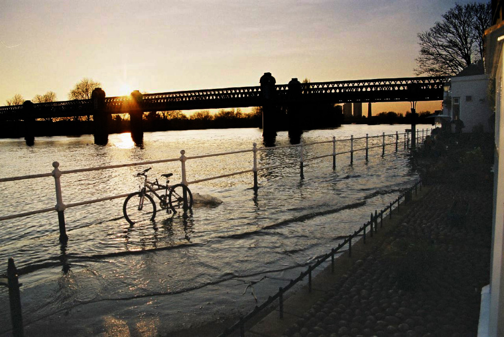 As demonstrated in Strand on the Green whenever the re is a high tide, floods can be beautiful. Local residents have taken their own flood defence measures. They include door, gate and window seals (photo courtesy Bruno Girin).